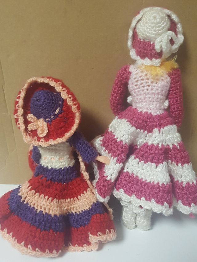 RARAS MUÑECAS MANIQUÍ CON ROPA DE GANCHILLO