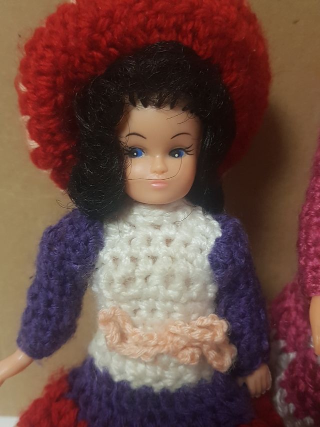RARAS MUÑECAS MANIQUÍ CON ROPA DE GANCHILLO