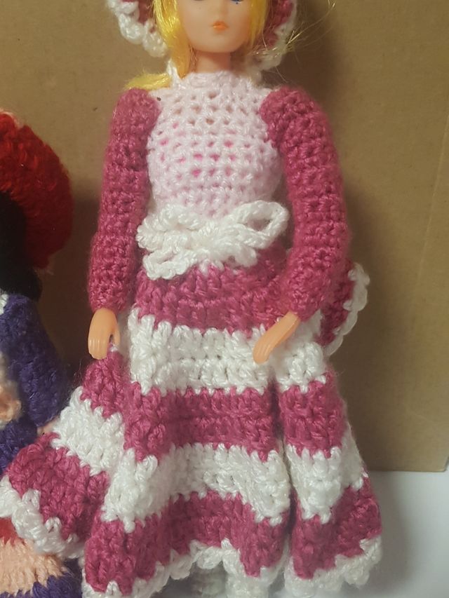 RARAS MUÑECAS MANIQUÍ CON ROPA DE GANCHILLO