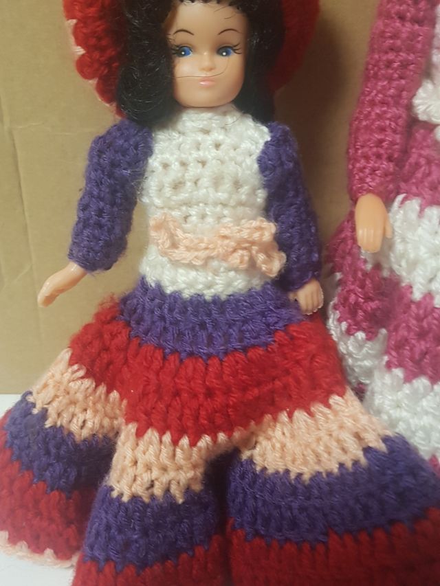 RARAS MUÑECAS MANIQUÍ CON ROPA DE GANCHILLO
