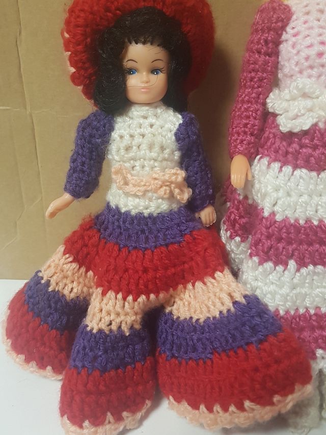 RARAS MUÑECAS MANIQUÍ CON ROPA DE GANCHILLO