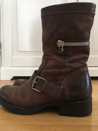 Botas moteras marrones talla 38 de segunda mano por 40 EUR en Santander en  WALLAPOP