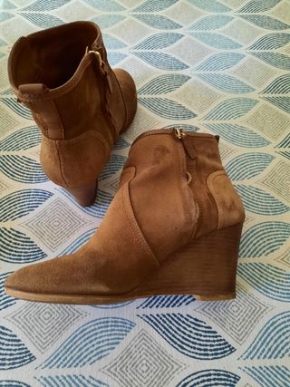 Botín de cuña en ante de segunda mano por 13 EUR en Ciudad Real en WALLAPOP