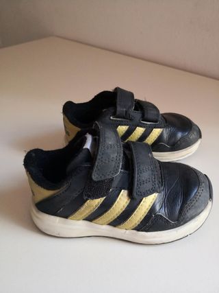 Zapatillas Adidas niño talla 23 de segunda mano por 3 EUR en Canyelles en  WALLAPOP