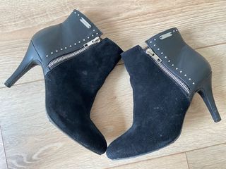 Botines negros Pepe Jeans de segunda mano por 20 EUR en Pamplona en WALLAPOP
