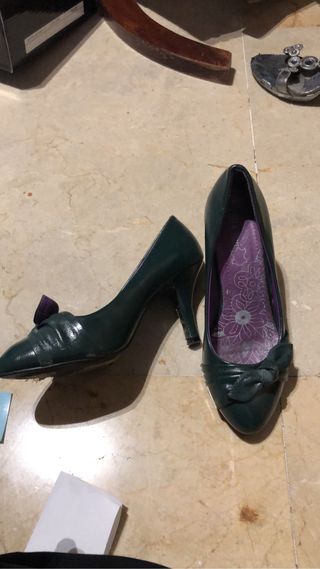 Zapatos tacón verde botella número 38 de segunda mano por 2 EUR en Cáceres  en WALLAPOP