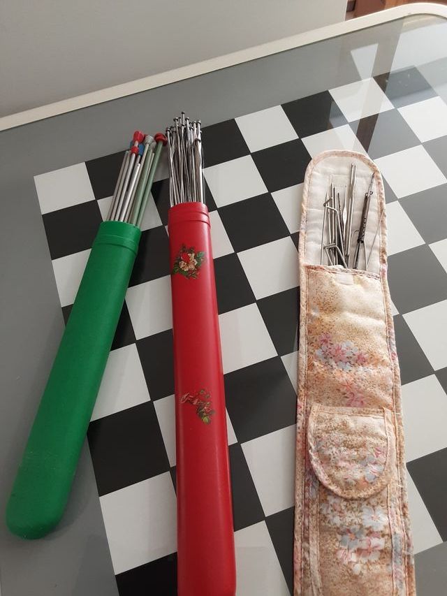 Colección de agujas de punto, ganchillos, etc.
