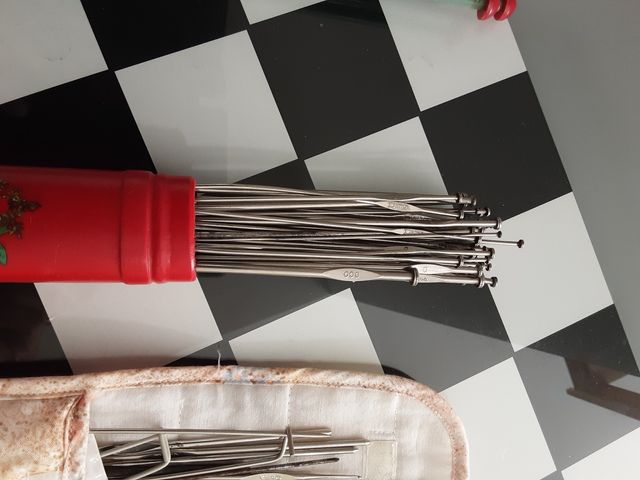 Colección de agujas de punto, ganchillos, etc.