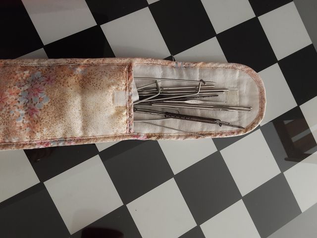 Colección de agujas de punto, ganchillos, etc.