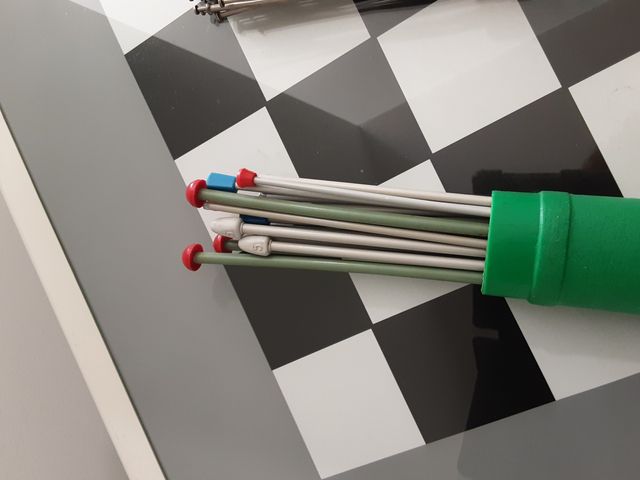 Colección de agujas de punto, ganchillos, etc.