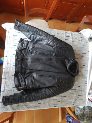 Chaqueta piel cruzada moto de segunda mano por 50 EUR en Lloret de Mar en  WALLAPOP