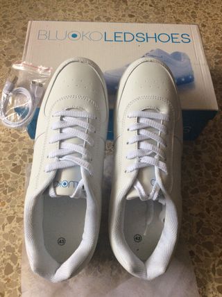 Bambas sin estrenar con luces led de segunda mano por 35 EUR en Barcelona  en WALLAPOP