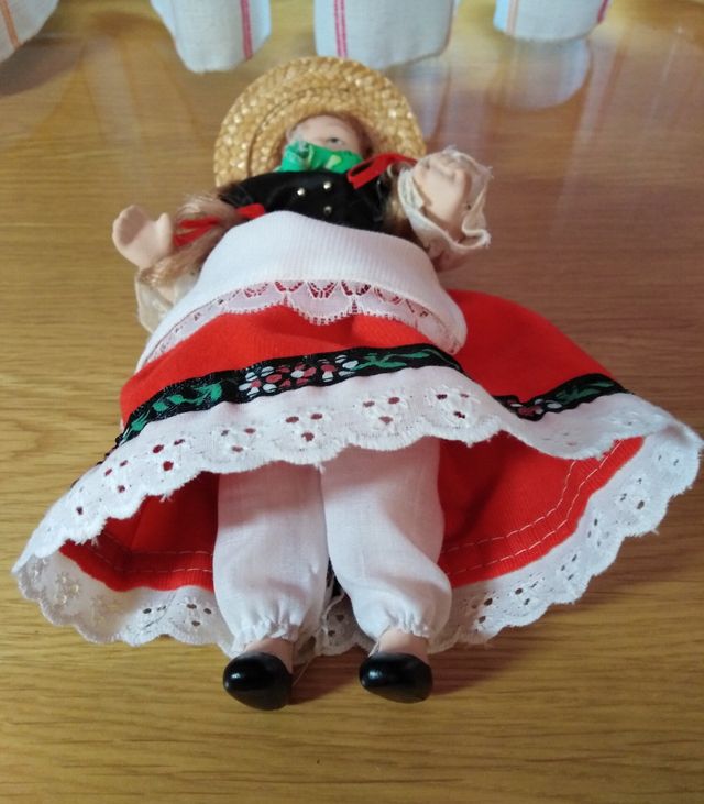 Muñeca de porcelana traje regional de Alemania