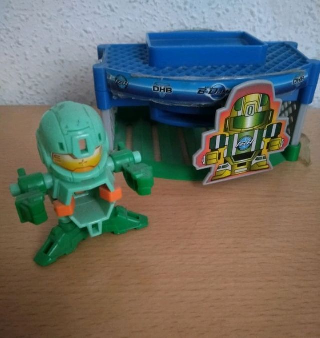 Se vende robot de juguete y portería con muñeco