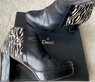 Botín negro cebra Dansi de segunda mano por 23 EUR en Amorebieta-Etxano en  WALLAPOP