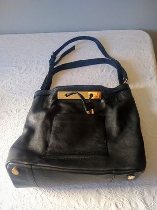 Bolso piel negro UTERQÜE de segunda mano por 30 EUR en Madrid en WALLAPOP