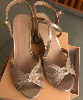 Zapatos nuevos de fiesta color dorado pálido de segunda mano por 15 EUR en  Valls en WALLAPOP