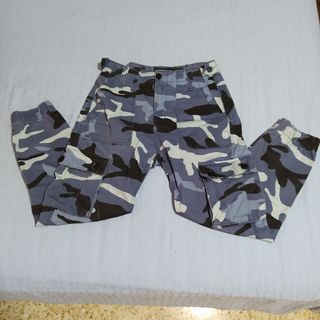 Pantalones militares Bershka. de segunda mano por 5 EUR en Madrid en  WALLAPOP