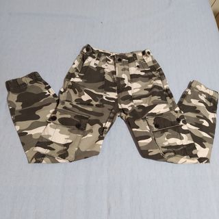 Pantalones militares Bershka. de segunda mano por 5 EUR en Madrid en  WALLAPOP