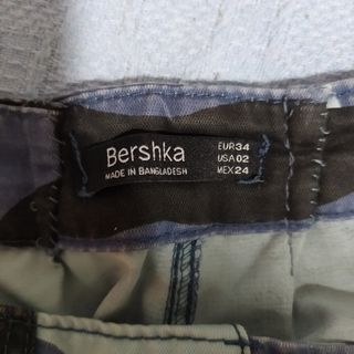 Pantalones militares Bershka. de segunda mano por 5 EUR en Madrid en  WALLAPOP