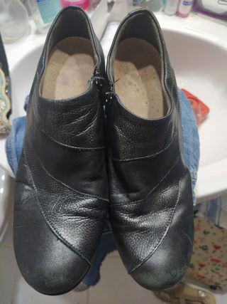 Zapatos tacón negros cerrados cómodos mujer de segunda mano por 5 EUR en  Sevilla en WALLAPOP