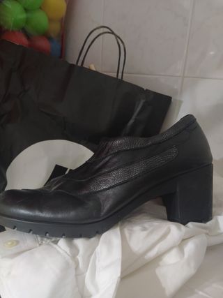 Zapatos tacón negros cerrados cómodos mujer de segunda mano por 5 EUR en  Sevilla en WALLAPOP