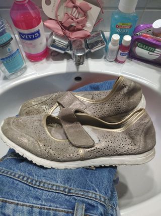 Zapatos deportivos beige mujer comodos de segunda mano por 5 EUR en Sevilla  en WALLAPOP