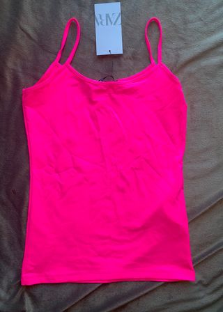 Camiseta tirantes básica Zara rosa fluor de segunda mano por 6 EUR en  Pozuelo de Alarcón en WALLAPOP