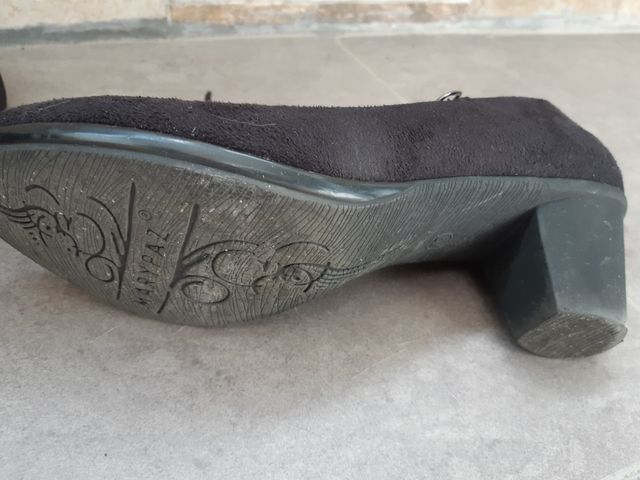 zapatos negros de ante