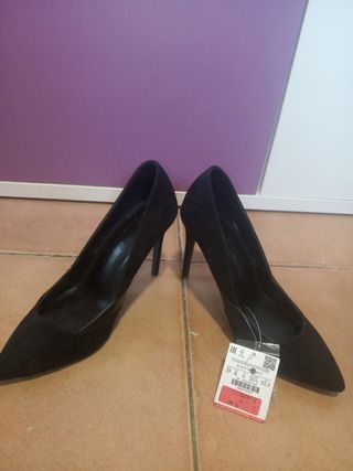 Tacones negros Bershka (39) de segunda mano por 5 EUR en Chilches en  WALLAPOP