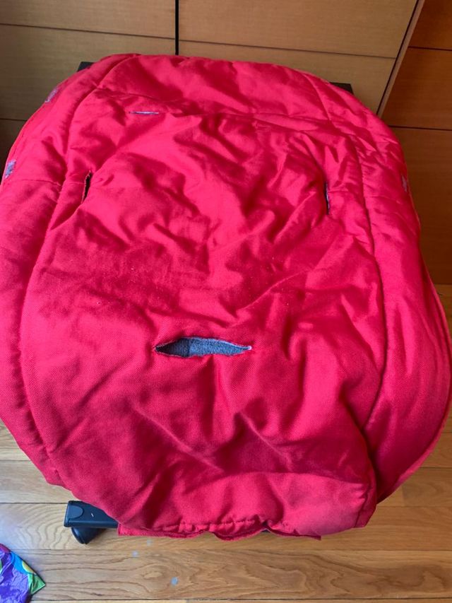 Saco para silla de paseo. Color rojo. Forro polar