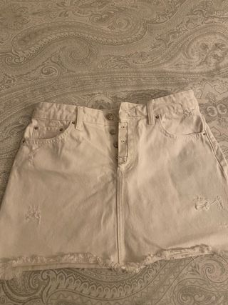 Falda vaquera blanca de Zara de segunda mano por 5 EUR en Sevilla en  WALLAPOP