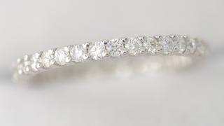 Alianza de oro blanco de 18 kt con diamantes 1.10