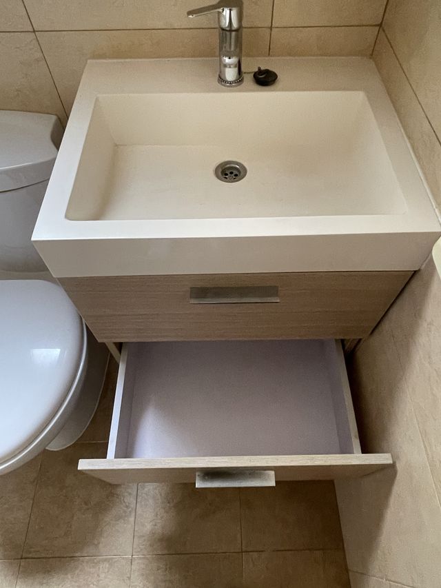 Mueble de baño moderno y lavabo
