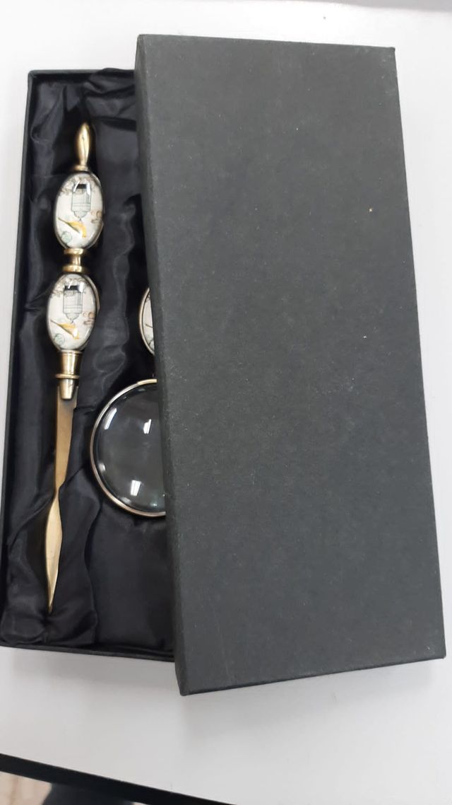 Estuche de abrecartas y lupa