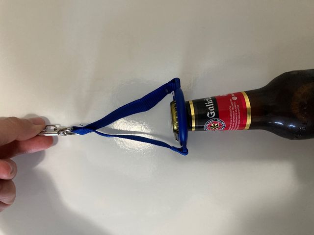 Llavero porta botellas