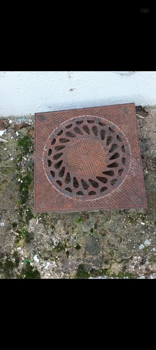 Antigua arqueta de hierro fundido