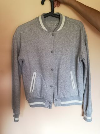 Chaqueta beisbolera gris BERSHKA de segunda mano por 4 EUR en Ganzo en  WALLAPOP
