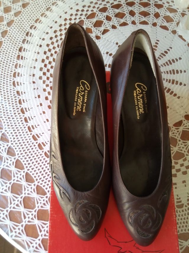 Zapatos talla 36, marrones, con flor bordada