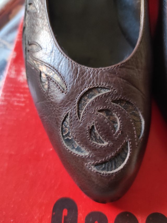 Zapatos talla 36, marrones, con flor bordada