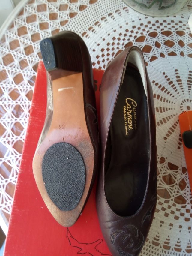 Zapatos talla 36, marrones, con flor bordada