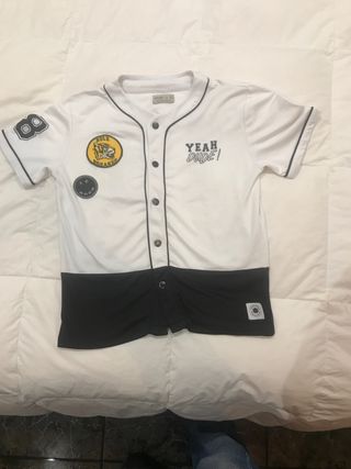 Camiseta\\/camisa tipo béisbol de Zara 140cm de segunda mano por 12 EUR en  Barcelona en WALLAPOP