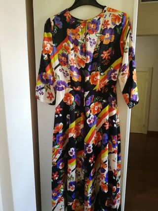 Vestido estampado Zara de segunda mano por 12 EUR en Sevilla en WALLAPOP