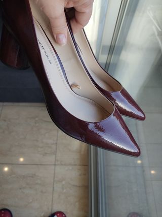 ZAPATO ZARA TACÓN SALÓN GRANATE de segunda mano por 10 EUR en Tarragona en  WALLAPOP