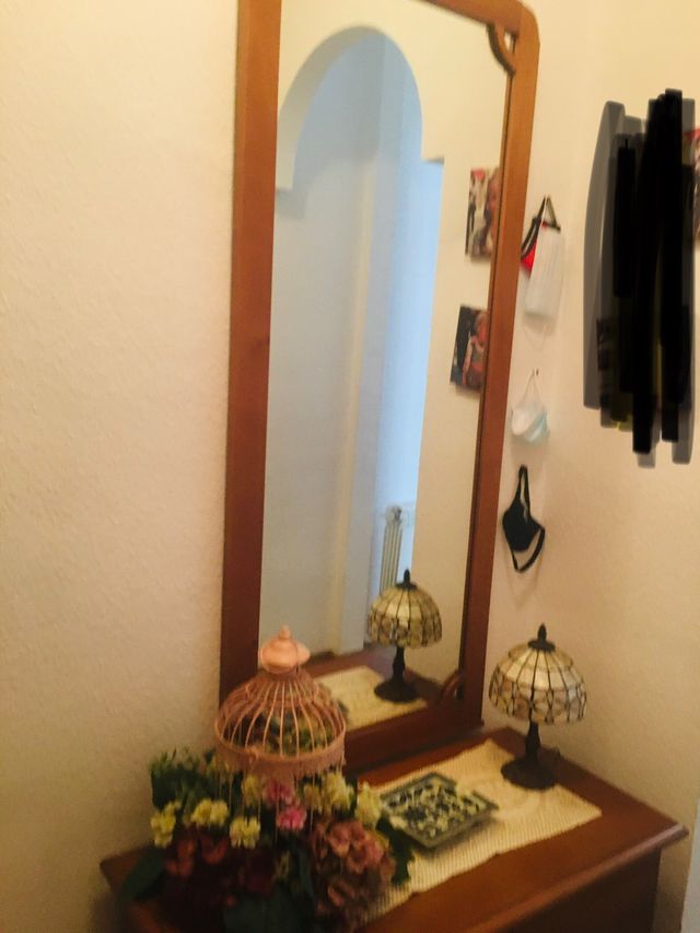 Recibidor con baul y espejo