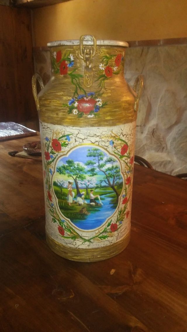 Vecchia lattiera dipinta a olio