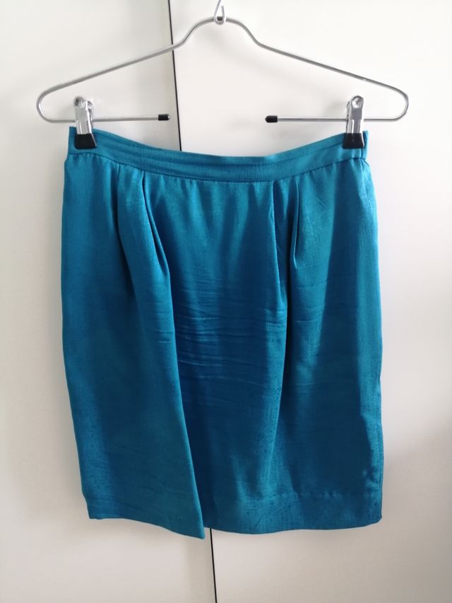 conjunto de seda de chaqueta y falda