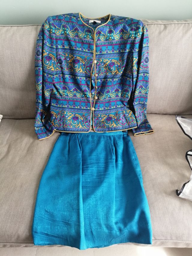 conjunto de seda de chaqueta y falda