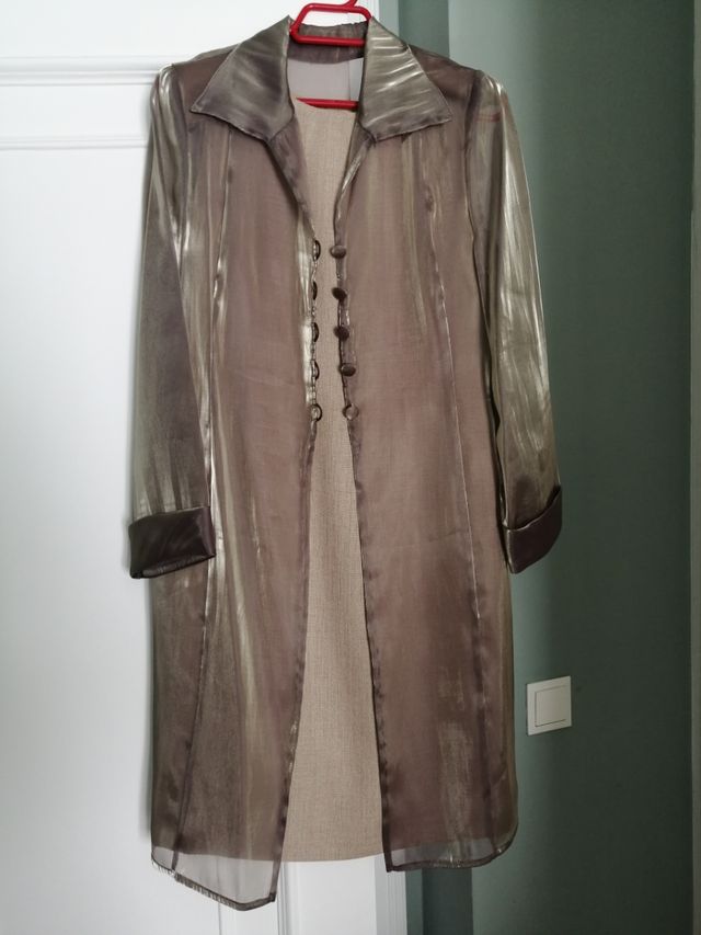 Conjunto de vestido y abrigo de tono verdoso