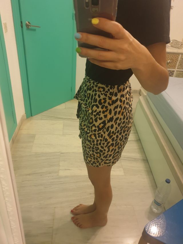 Minifalda de leopardo de Bershka.
